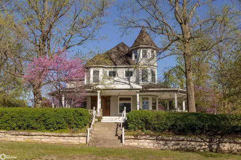 112 S 4th St, Oquawka, IL 61469