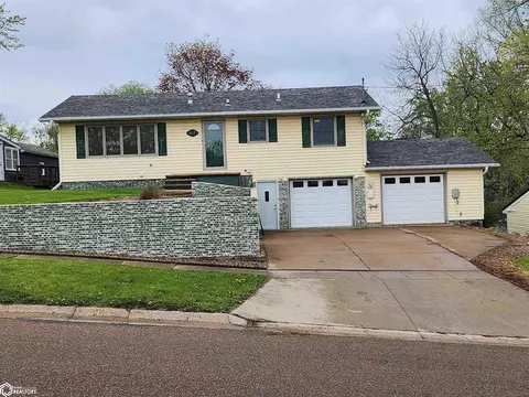 617 N 4th St N, Oskaloosa, IA 52577