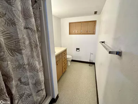 Bath - 1844 Benjamin St, Carroll, IA 51401 photo 2 of 2