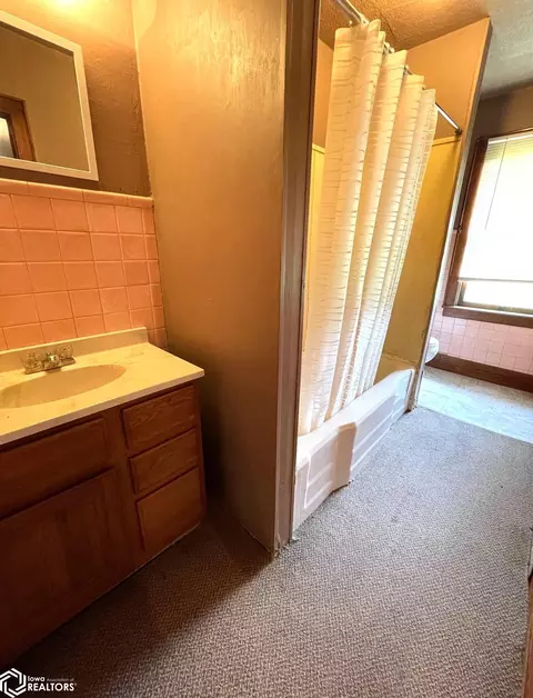 Bath - 480 E 92nd St N, Kellogg, IA 50135 photo 1 of 1