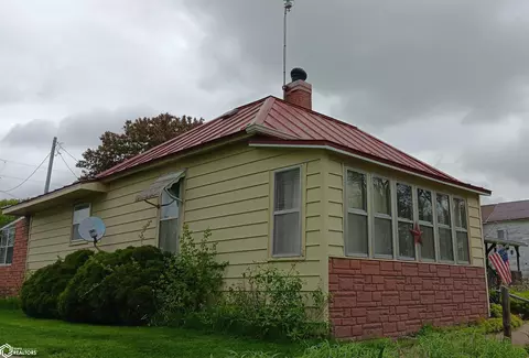305 1st St, Lowell, IA 52645