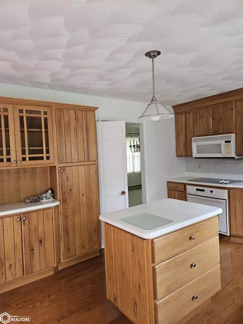 Kitchen - 302 Hillcrest Dr, Hamilton, IL 62341 photo 2 of 6