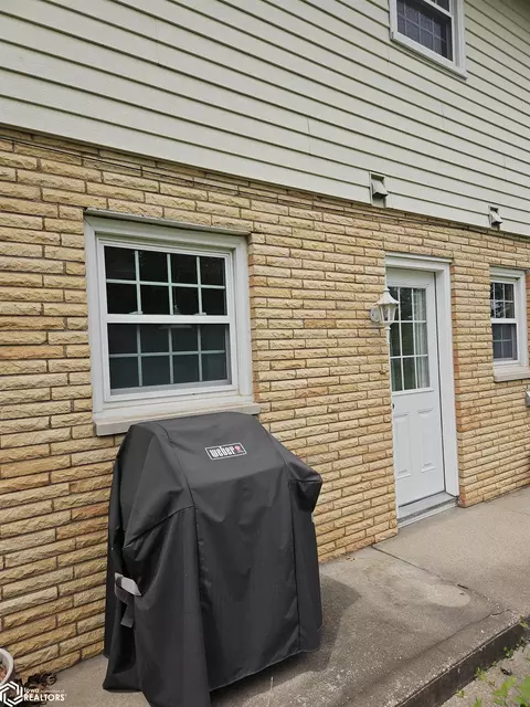 Exterior - 302 Hillcrest Dr, Hamilton, IL 62341 photo 5 of 9