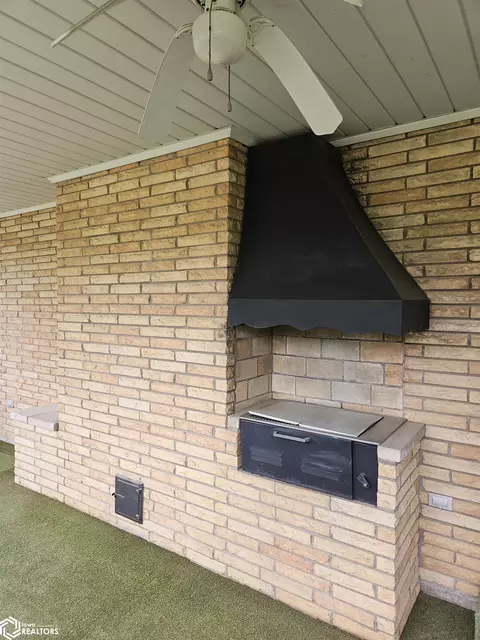 Exterior - 302 Hillcrest Dr, Hamilton, IL 62341 photo 8 of 9