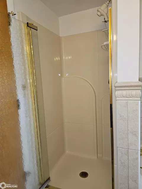 Bath - 302 Hillcrest Dr, Hamilton, IL 62341 photo 3 of 4