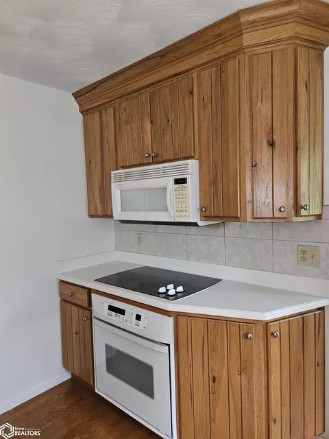 Kitchen - 302 Hillcrest Dr, Hamilton, IL 62341 photo 3 of 6