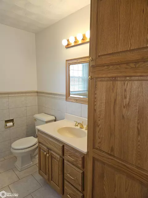 Bath - 302 Hillcrest Dr, Hamilton, IL 62341 photo 4 of 4