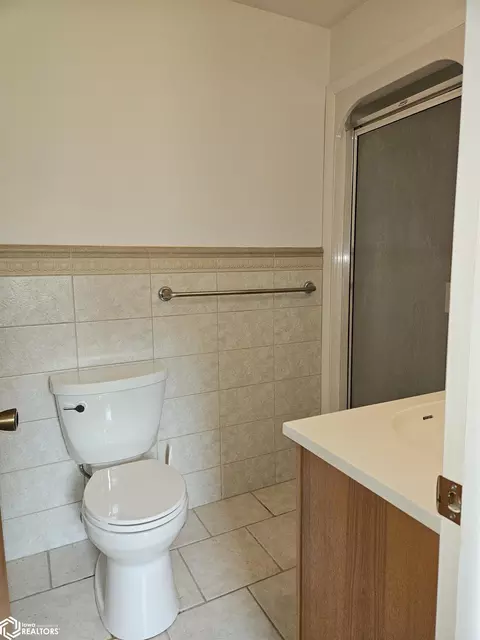 Bath - 302 Hillcrest Dr, Hamilton, IL 62341 photo 1 of 4