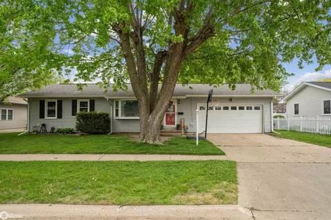 104 Greenbrier Dr, Burlington, IA 52601