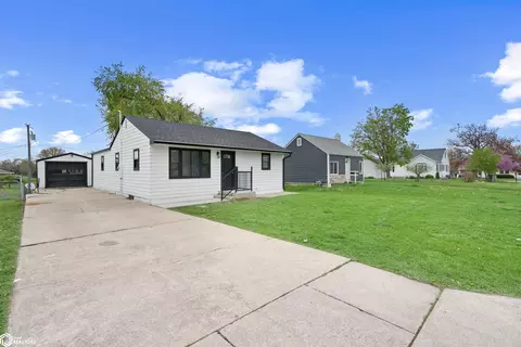 1109 S 1st St, Marshalltown, IA 50158