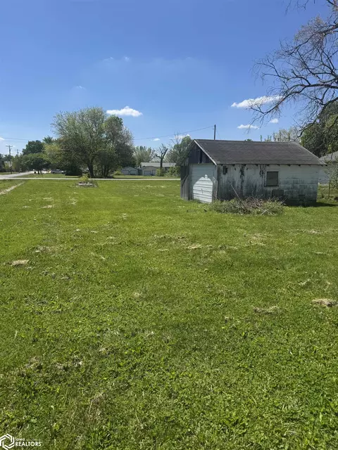 707 N Cedar St, Wapello, IA 52653