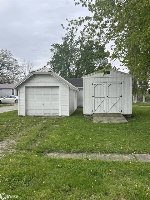 Exterior - 424 1st St, Eldon, IA 52554 photo 2 of 2