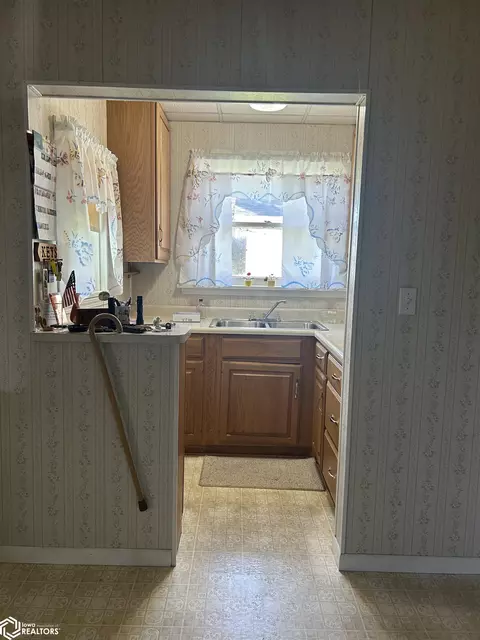 Kitchen - 424 1st St, Eldon, IA 52554 photo 2 of 3