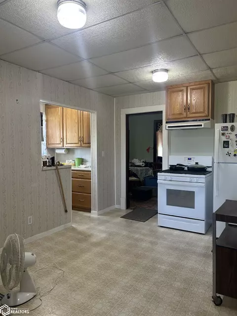 Kitchen - 424 1st St, Eldon, IA 52554 photo 3 of 3