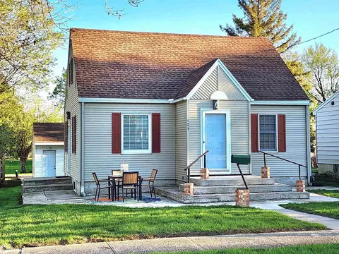 127 28th St SW, Mason City, IA 50401