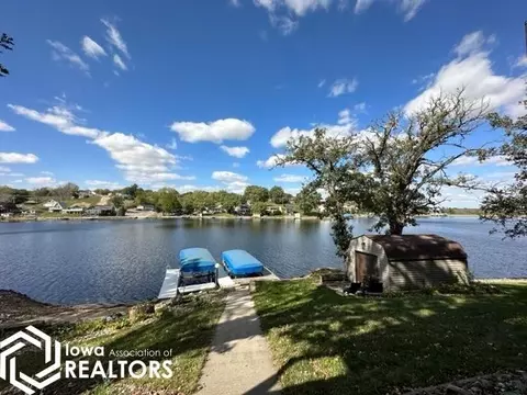 1044 Lakeshore Dr, Brooklyn, IA 52211