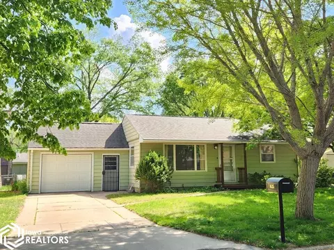 1635 Hillcrest Dr, Mason City, IA 50401
