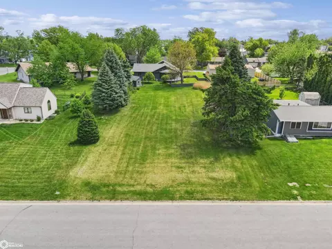1606 Crestview Dr, Marshalltown, IA 50158