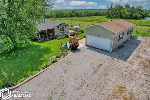 5370 Wells Fargo Trl, Melrose, IA 52569