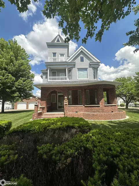 1011 Middle St, Mediapolis, IA 52637