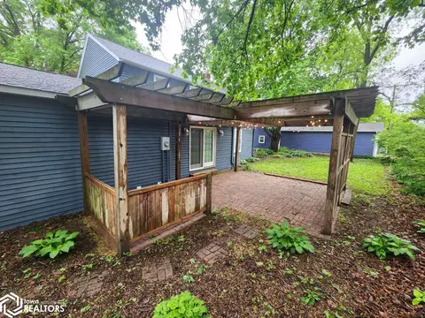 517 1st St NE, Buffalo Center, IA 50424