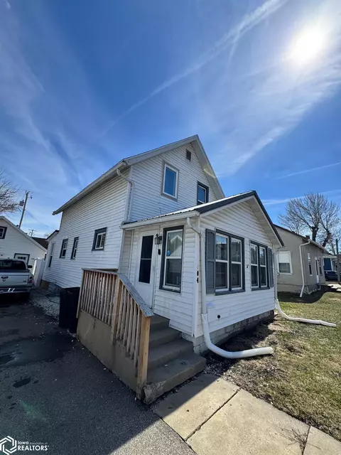 204 S 12th St, Marshalltown, IA 50158