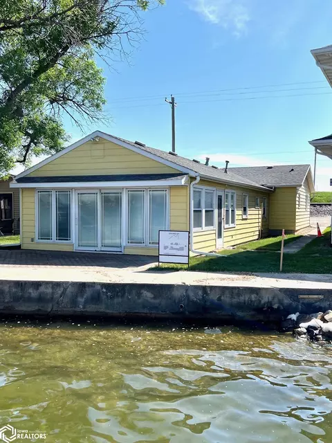 1881 Cornelia Dr, Clarion, IA 50525