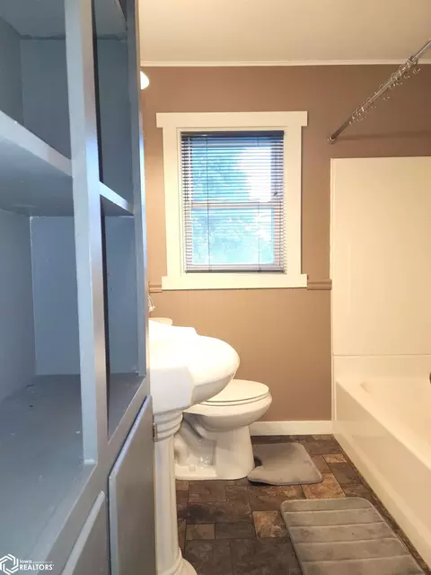 Bath - 304 E Jackson St, Corydon, IA 50060 photo 1 of 2