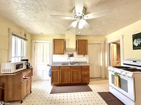 507 Center St, Garwin, IA 50632 photo 8