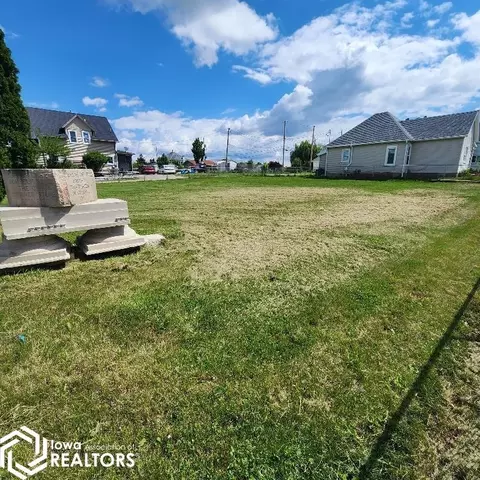 619 W State St, Marshalltown, IA 50158
