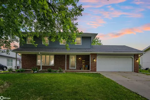 505 Friendly Dr, Marshalltown, IA 50158