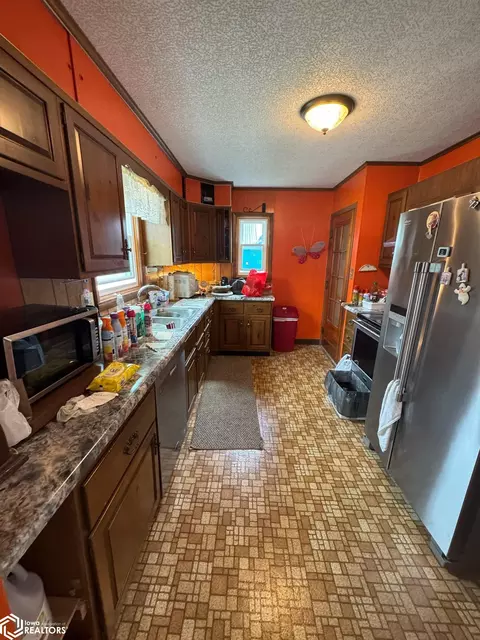Kitchen - 402 E State St, Centerville, IA 52544 photo 3 of 4
