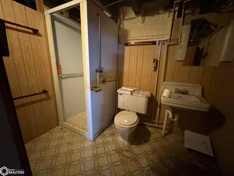 Bath - 402 E State St, Centerville, IA 52544 photo 2 of 2