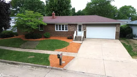 825 Randall Ln, Burlington, IA 52601