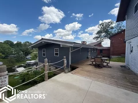 4213 W Lakeshore Dr, Brooklyn, IA 52211