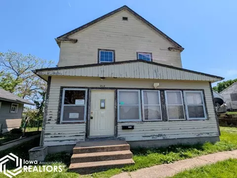 212 S 8th St, Burlington, IA 52601