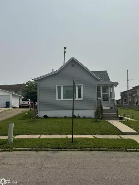 108 S 12th St, Marshalltown, IA 50158