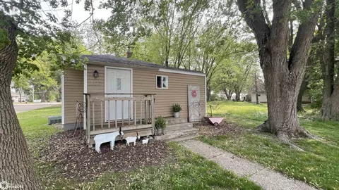 403 28th St SW, Mason City, IA 50401