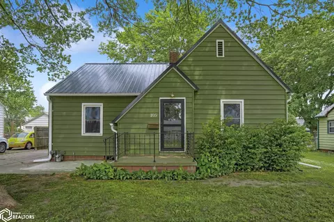 105 N Park Lane Dr, Knoxville, IA 50138