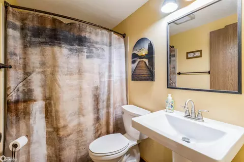 Bath - 1606 3rd St Pl, Eldora, IA 50627 photo 1 of 3