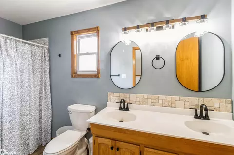 Bath - 1606 3rd St Pl, Eldora, IA 50627 photo 2 of 3