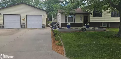 1402 8th Ave W, Oskaloosa, IA 52577