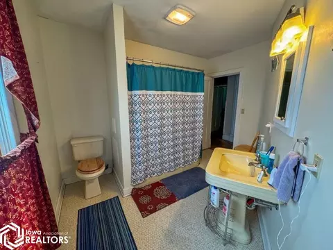 Bath - 602 Central Ave E, Hampton, IA 50441 photo 2 of 3