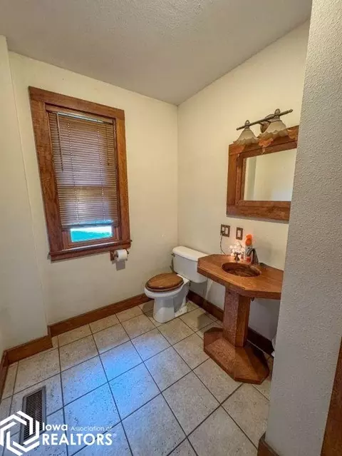 Bath - 602 Central Ave E, Hampton, IA 50441 photo 3 of 3