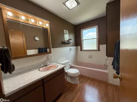 Bath - 409 Kilbourn Ave, Wever, IA 52658 photo 2 of 2
