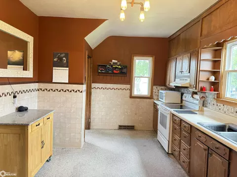 Kitchen - 409 Kilbourn Ave, Wever, IA 52658 photo 5 of 6