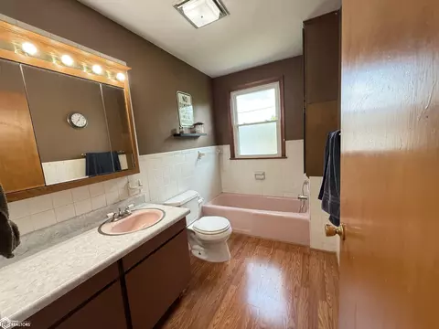 Bath - 409 Kilbourn Ave, Wever, IA 52658 photo 1 of 2