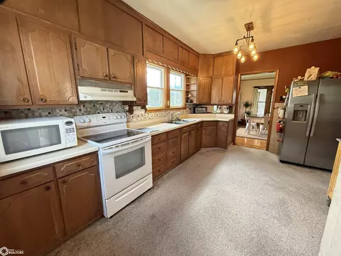 Kitchen - 409 Kilbourn Ave, Wever, IA 52658 photo 3 of 6