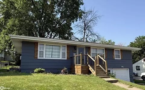 911 Broadway St, Audubon, IA 50025