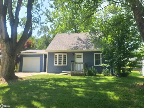 707 E 27th St S, Newton, IA 50208